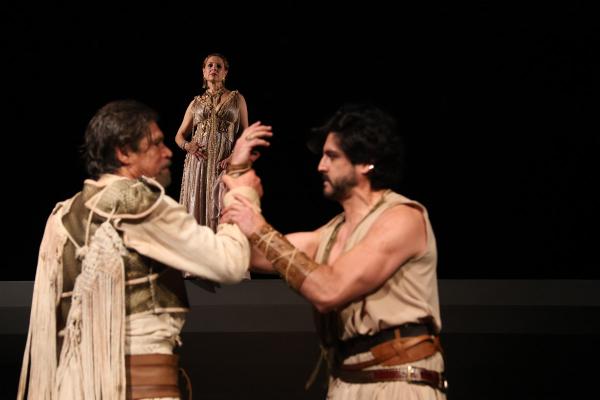 La niña en el altar