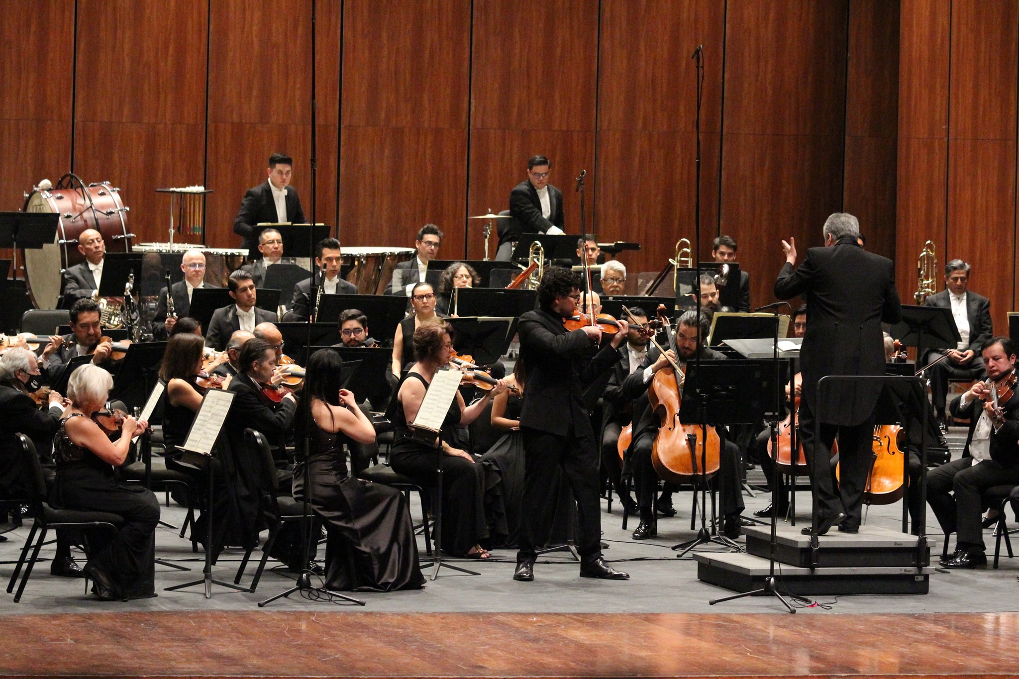 <strong>La Orquesta Sinfónica Nacional cautivó al público con las obras de Hernández Moncada, Bartók y Dvořák</strong>