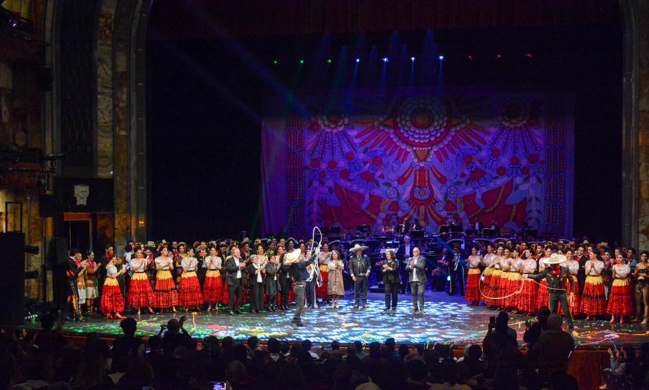 <strong>Con música, danza y ovaciones, el Palacio de Bellas Artes recibió el reconocimiento del público en su 90 aniversario</strong>